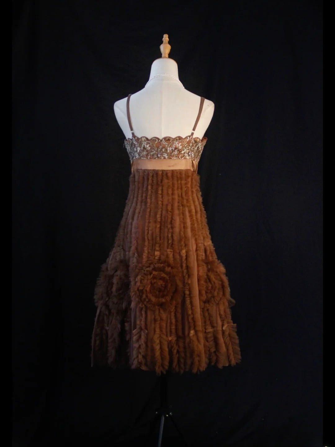 Robe vintage trapèze à fines bretelles en tulle marron et dentelle, idéale pour un 18e anniversaire, un bal de promo ou une soirée cocktail (AS445)