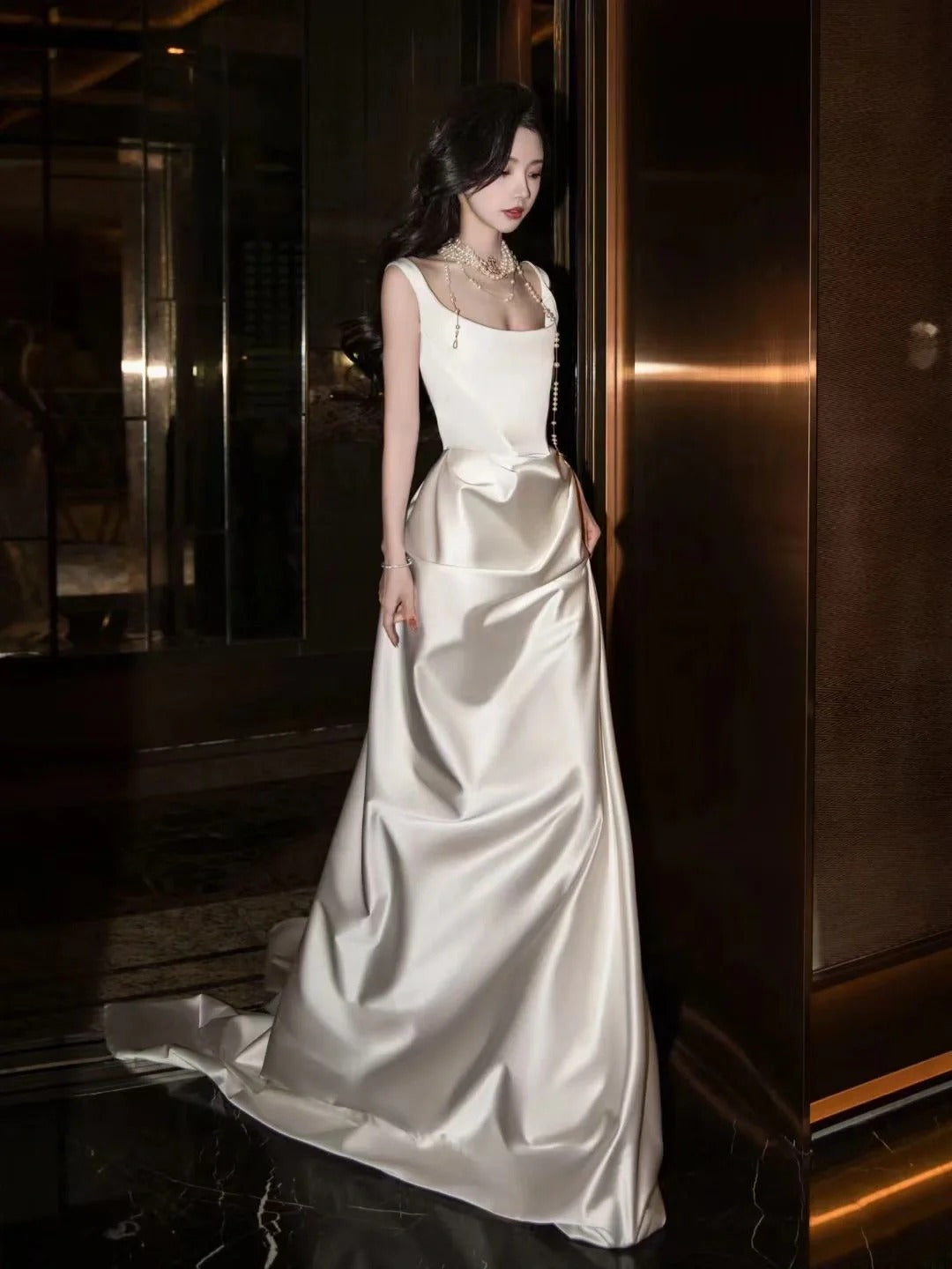 Schlichtes langes Brautkleid, weißes Meerjungfrauen-Brautkleid aus Satin mit Falten, seidiger Satin-Stil für Bräute, figurbetontes Brautkleid AS445