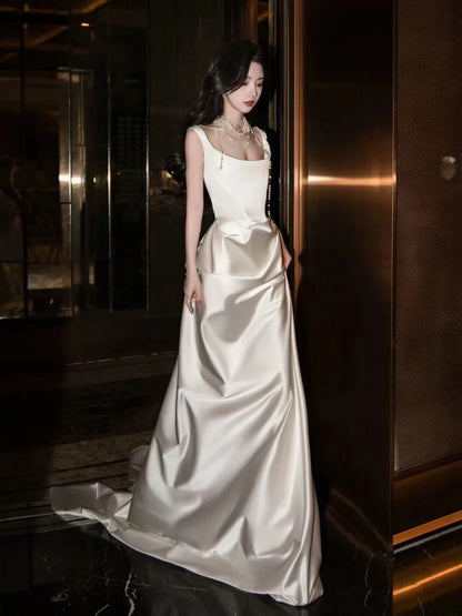 Schlichtes langes Brautkleid, weißes Meerjungfrauen-Brautkleid aus Satin mit Falten, seidiger Satin-Stil für Bräute, figurbetontes Brautkleid AS445