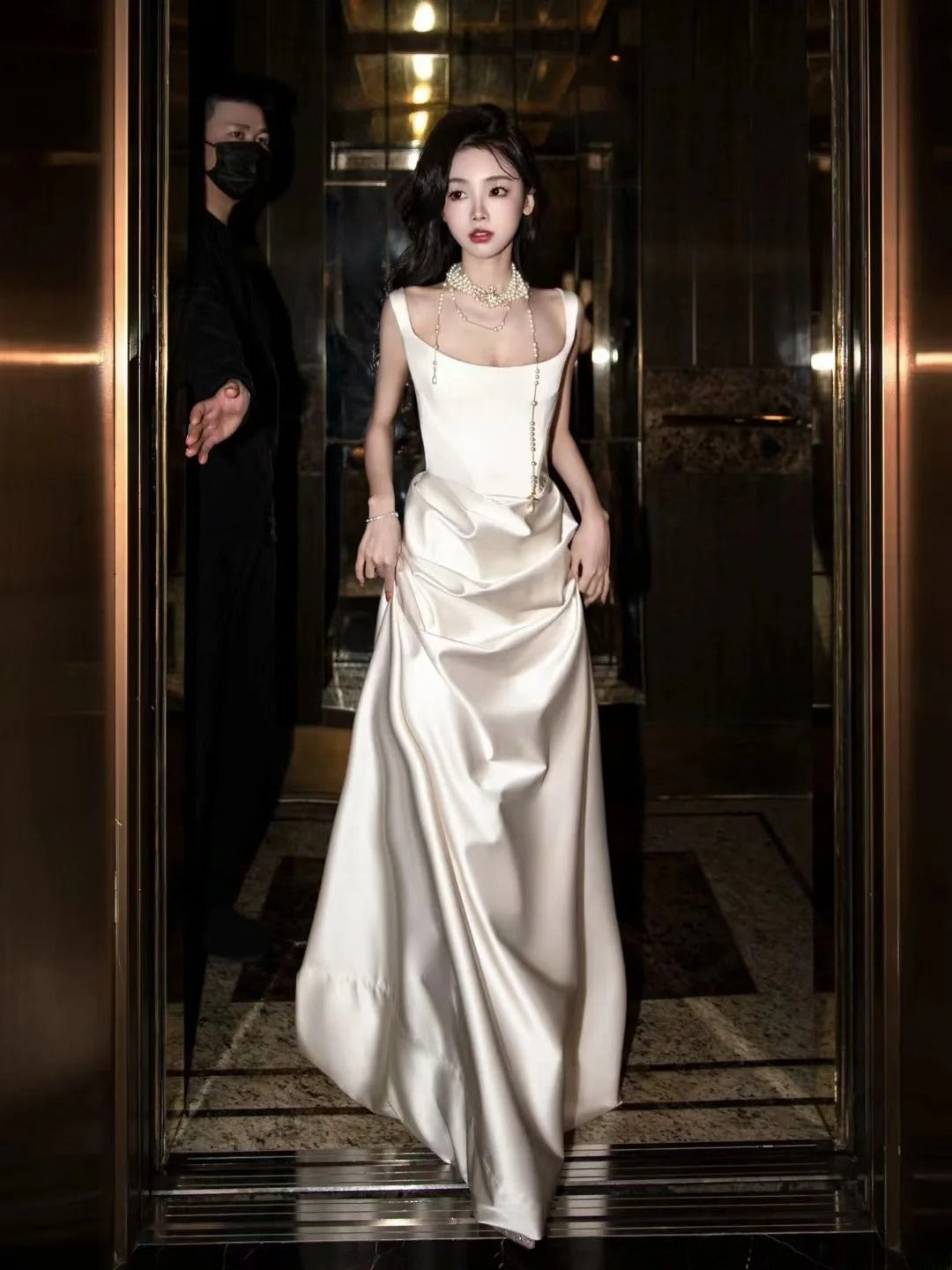 Schlichtes langes Brautkleid, weißes Meerjungfrauen-Brautkleid aus Satin mit Falten, seidiger Satin-Stil für Bräute, figurbetontes Brautkleid AS445