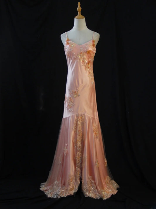 Robe de bal longue vintage sirène à fines bretelles en dentelle rose poudré, style années 80, ornée de perles et d'appliques. Inspiration pour une tenue de soirée d'anniversaire de 18 ans (AS448).