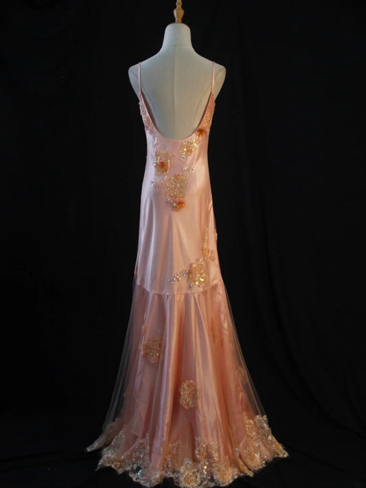 Robe de bal longue vintage sirène à fines bretelles en dentelle rose poudré, style années 80, ornée de perles et d'appliques. Inspiration pour une tenue de soirée d'anniversaire de 18 ans (AS448).