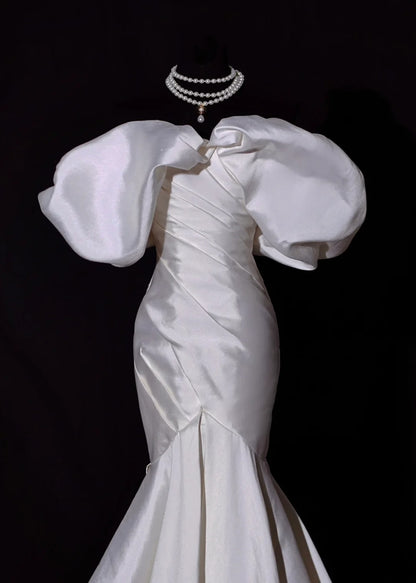 Klassisches langes Brautkleid im Meerjungfrauenstil mit schulterfreiem Ausschnitt, Satin, plissiertem Oberteil und Schleppe, weißes Brautkleid AS451