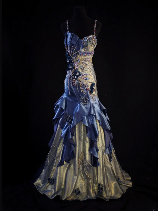 Robe de bal longue vintage à fines bretelles en satin bleu roi et argent, style années 70, ornée de perles. Inspiration pour une tenue de 18 ans ou une robe de soirée pour femme (AS451).