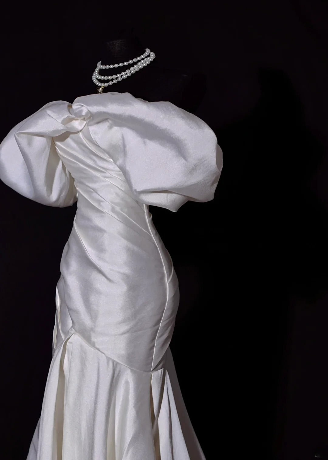 Klassisches langes Brautkleid im Meerjungfrauenstil mit schulterfreiem Ausschnitt, Satin, plissiertem Oberteil und Schleppe, weißes Brautkleid AS451