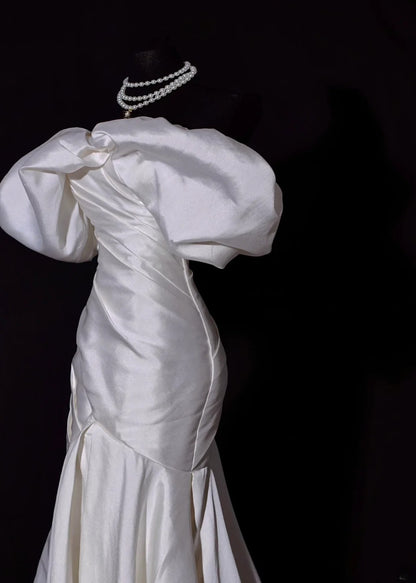 Klassisches langes Brautkleid im Meerjungfrauenstil mit schulterfreiem Ausschnitt, Satin, plissiertem Oberteil und Schleppe, weißes Brautkleid AS451