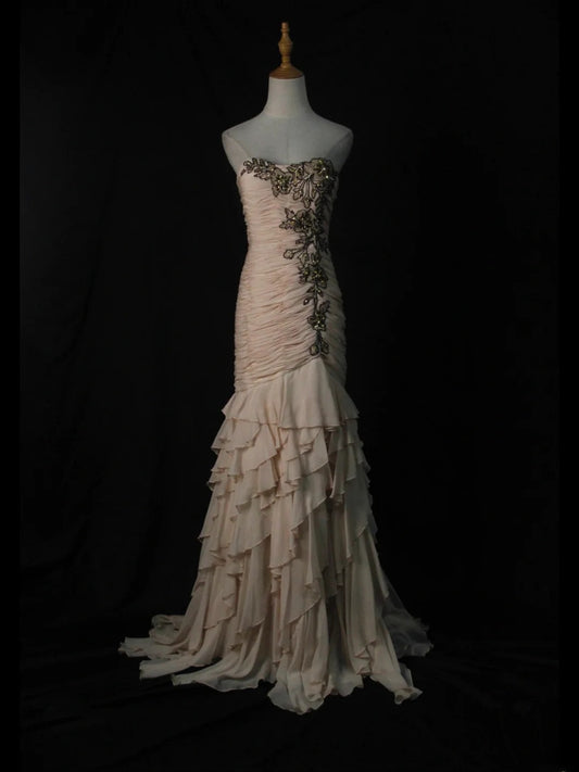 Robe de bal longue vintage sirène en mousseline champagne, bustier cœur, années 1950, avec corsage à volants superposés. Inspiration pour une tenue de 18 ans ou une robe de soirée (AS453).