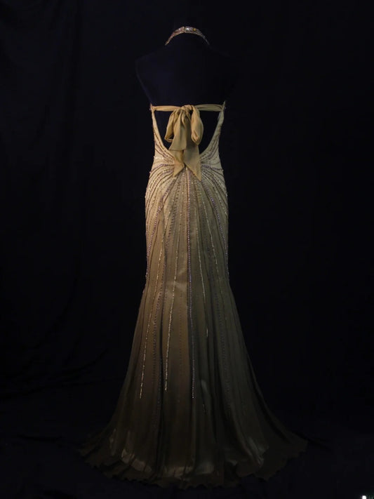 Robe de bal longue vintage sirène dos nu en mousseline dorée, style années 70, ornée de perles. Inspiration pour une tenue de 18 ans ou une robe de soirée pour femme (AS458).