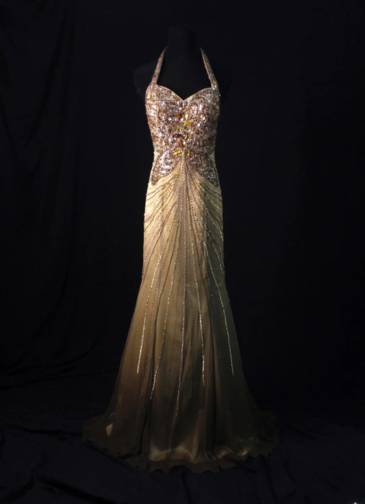 Robe de bal longue vintage sirène dos nu en mousseline dorée, style années 70, ornée de perles. Inspiration pour une tenue de 18 ans ou une robe de soirée pour femme (AS458).