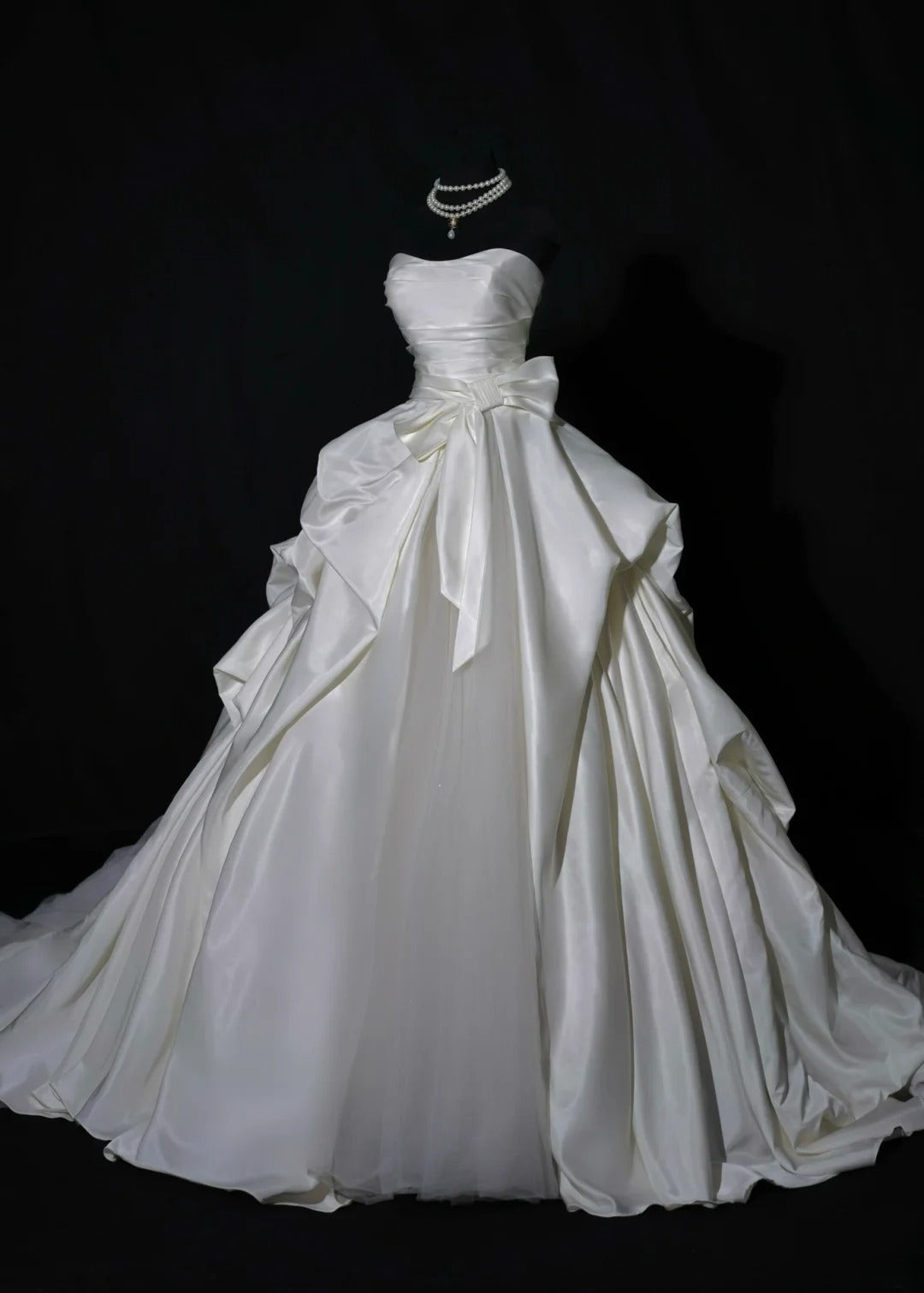 Robe de mariée longue de princesse, robe de bal bustier sans manches en satin blanc avec traîne plissée et nœud papillon AS461