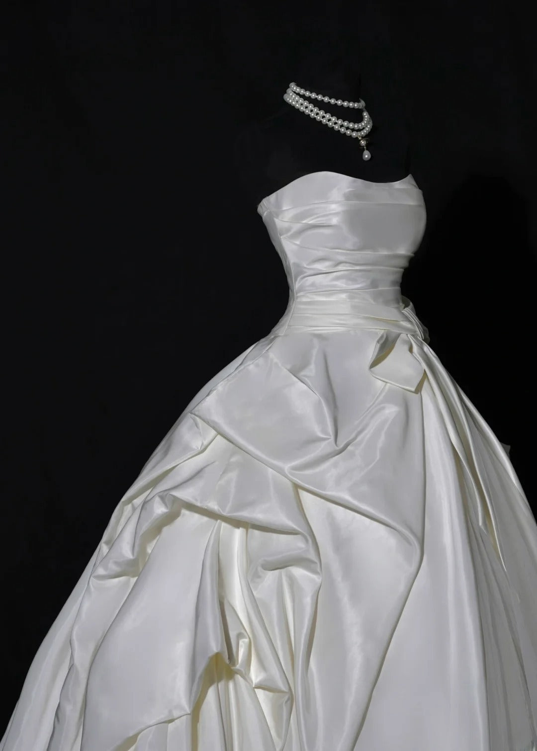 Robe de mariée longue de princesse, robe de bal bustier sans manches en satin blanc avec traîne plissée et nœud papillon AS461
