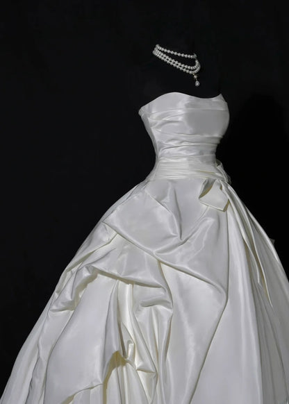 Robe de mariée longue de princesse, robe de bal bustier sans manches en satin blanc avec traîne plissée et nœud papillon AS461