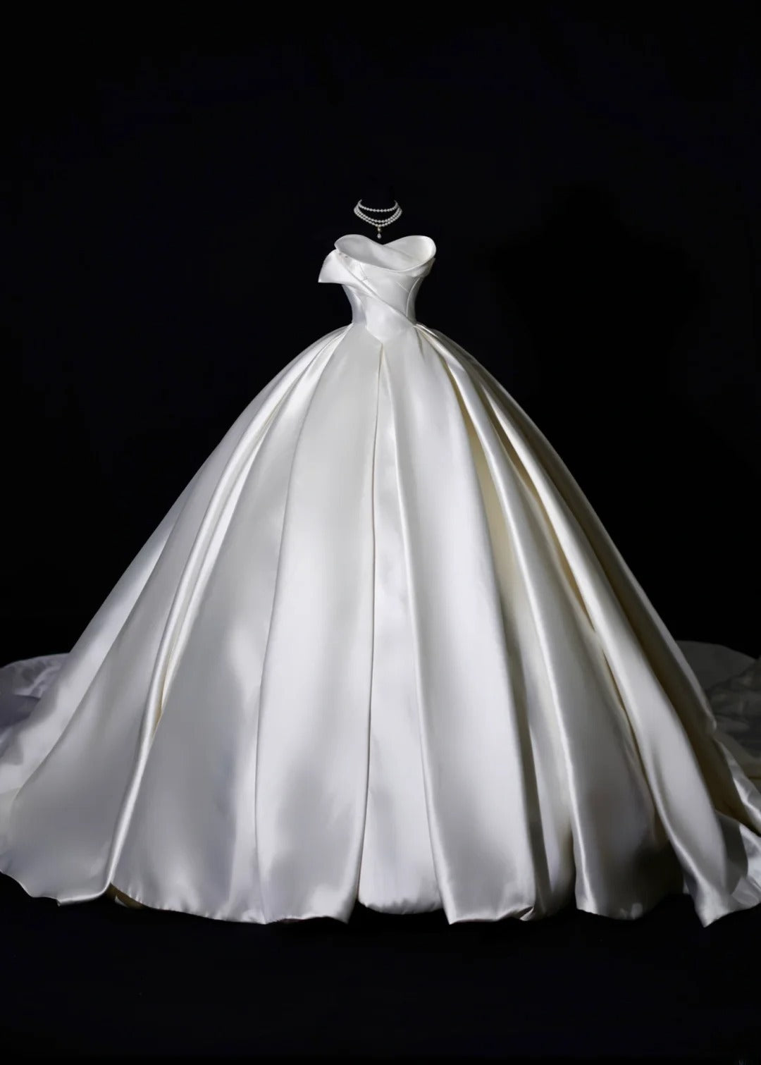 Robe de mariée longue de princesse, robe de bal bustier cœur sans manches en satin blanc avec traîne plissée AS462