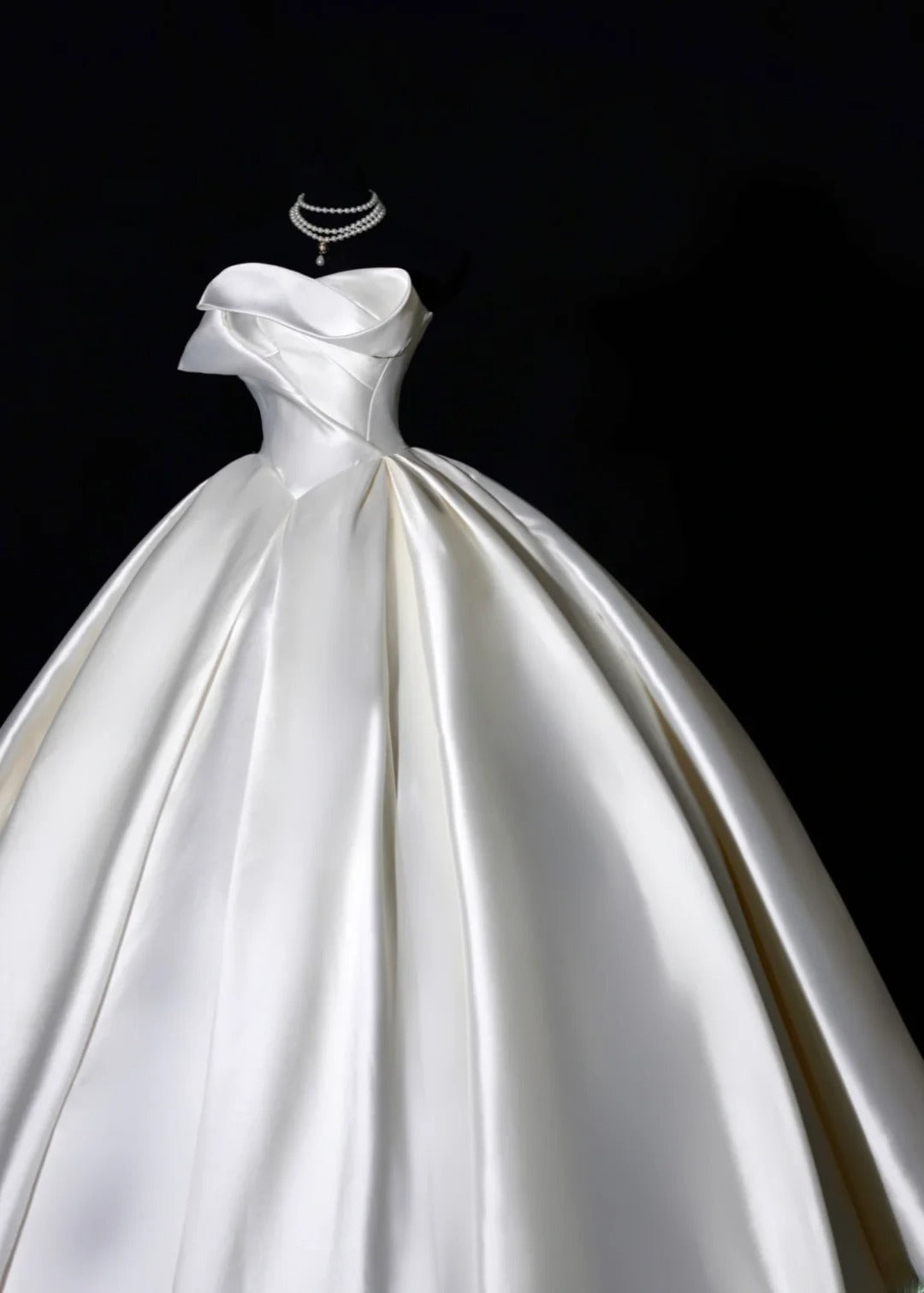 Robe de mariée longue de princesse, robe de bal bustier cœur sans manches en satin blanc avec traîne plissée AS462