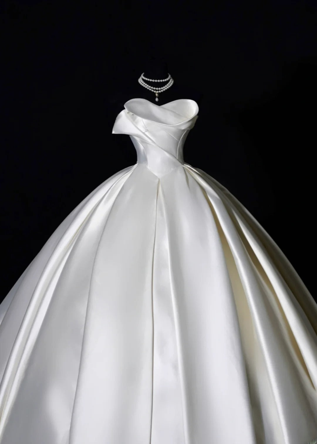 Robe de mariée longue de princesse, robe de bal bustier cœur sans manches en satin blanc avec traîne plissée AS462