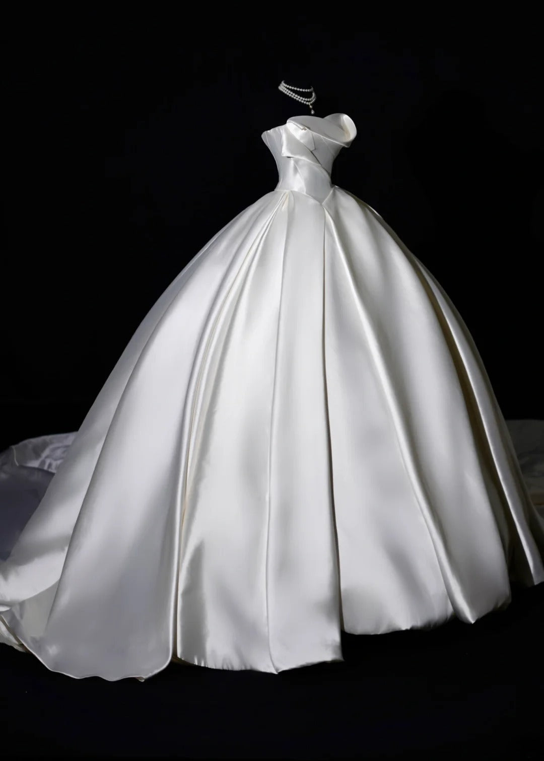 Robe de mariée longue de princesse, robe de bal bustier cœur sans manches en satin blanc avec traîne plissée AS462