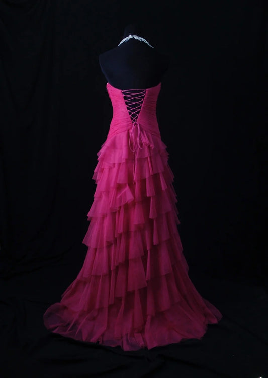 Robe de bal longue vintage années 1950, coupe trapèze, bustier cœur en tulle rose fuchsia, corsage à volants superposés. Inspiration pour une tenue de 18 ans ou une robe de soirée (AS465).