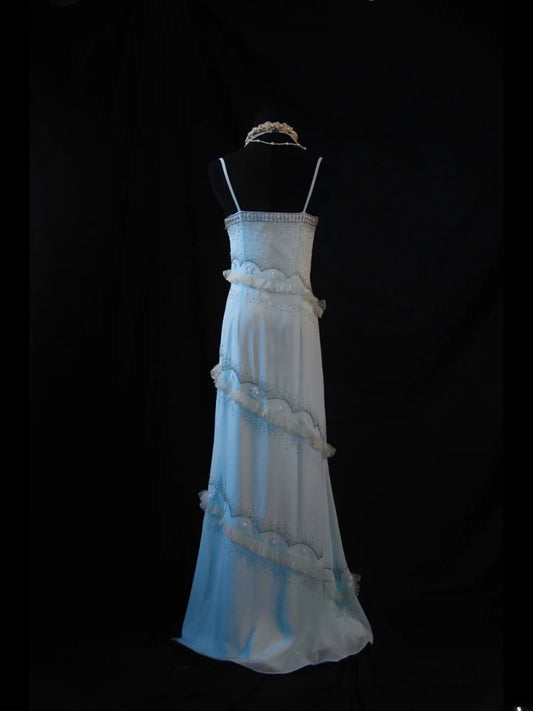 Robe de bal vintage années 70, coupe trapèze, bretelles spaghetti, mousseline bleu clair, ornée de perles. Inspiration robe de soirée pour un 19e anniversaire. AS470