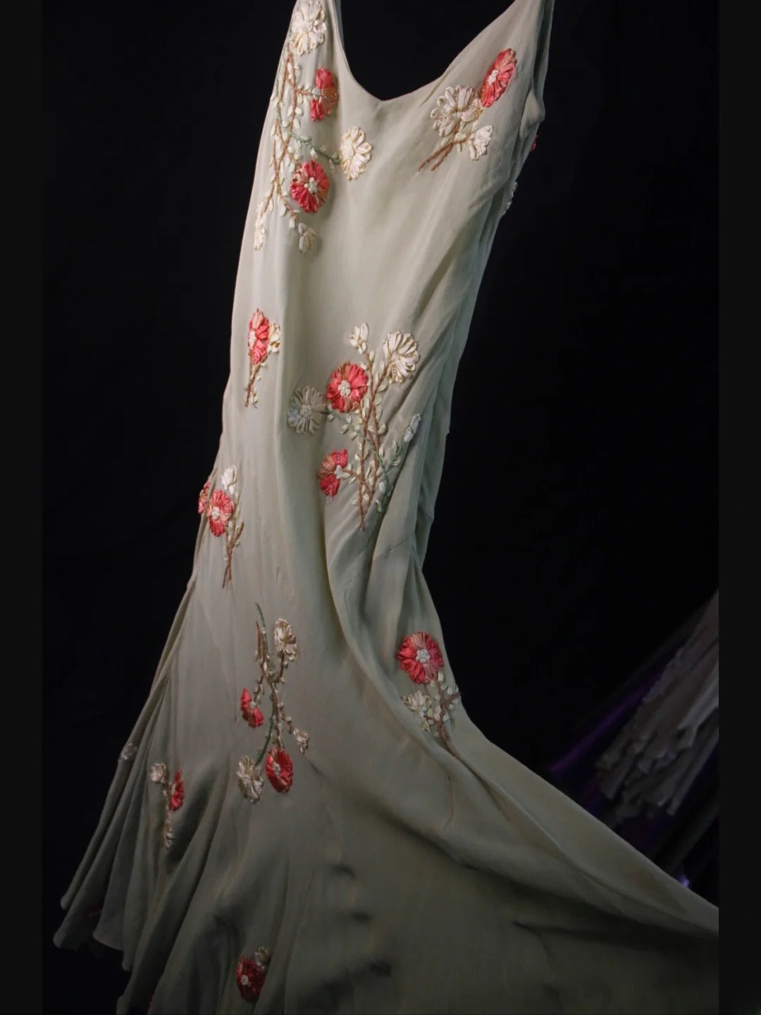 Vintage Etuikleid mit Spaghettiträgern aus grauem Chiffon im Stil der 1950er Jahre – Inspiration für ein figurbetontes Abendkleid zum 18. Geburtstag (AS481)