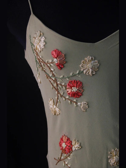 Vintage Etuikleid mit Spaghettiträgern aus grauem Chiffon im Stil der 1950er Jahre – Inspiration für ein figurbetontes Abendkleid zum 18. Geburtstag (AS481)