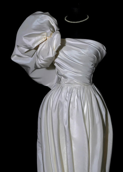 Elegantes langes Brautkleid im A-Linien-Stil aus Satin mit One-Shoulder-Schulter, plissiertem Oberteil und Schleppe (Modell AS488)
