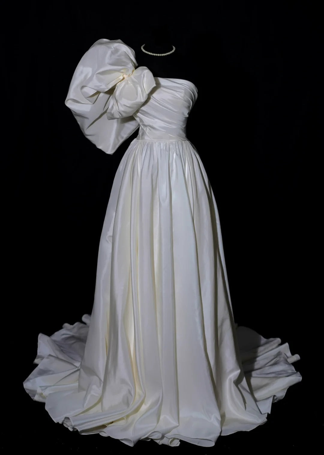 Elegantes langes Brautkleid im A-Linien-Stil aus Satin mit One-Shoulder-Schulter, plissiertem Oberteil und Schleppe (Modell AS488)