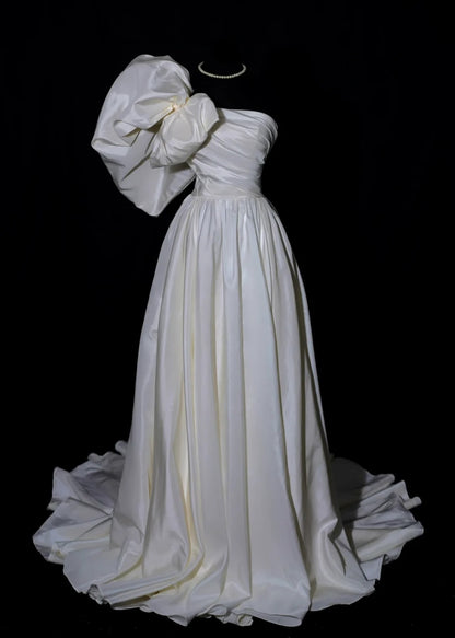 Elegantes langes Brautkleid im A-Linien-Stil aus Satin mit One-Shoulder-Schulter, plissiertem Oberteil und Schleppe (Modell AS488)