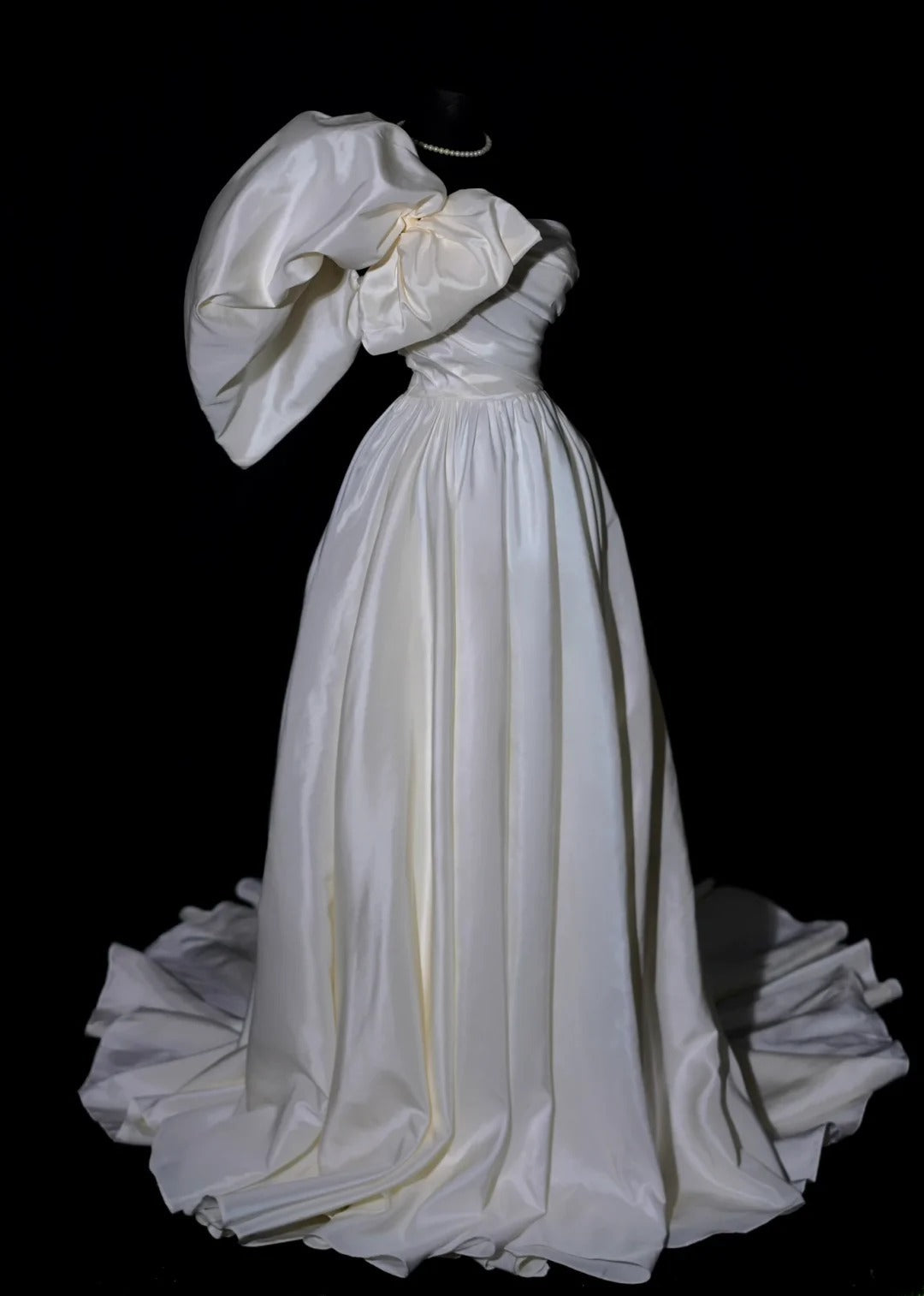 Elegantes langes Brautkleid im A-Linien-Stil aus Satin mit One-Shoulder-Schulter, plissiertem Oberteil und Schleppe (Modell AS488)