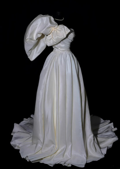 Elegantes langes Brautkleid im A-Linien-Stil aus Satin mit One-Shoulder-Schulter, plissiertem Oberteil und Schleppe (Modell AS488)