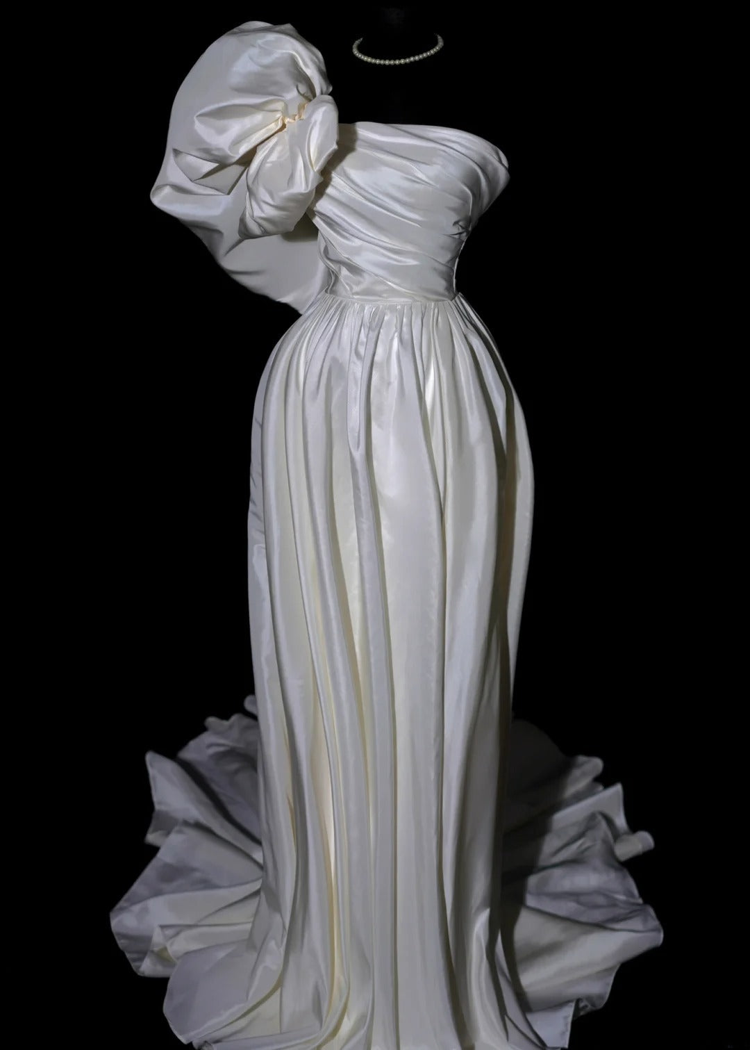 Elegantes langes Brautkleid im A-Linien-Stil aus Satin mit One-Shoulder-Schulter, plissiertem Oberteil und Schleppe (Modell AS488)