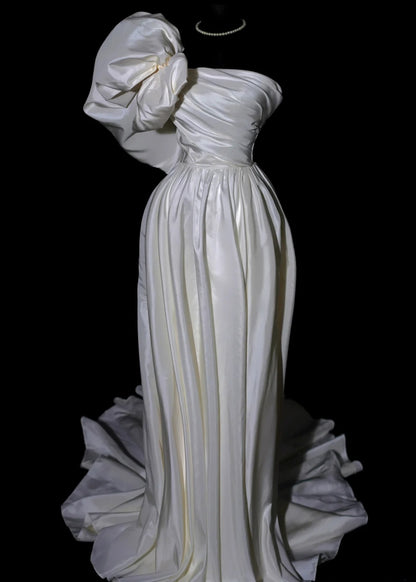 Elegantes langes Brautkleid im A-Linien-Stil aus Satin mit One-Shoulder-Schulter, plissiertem Oberteil und Schleppe (Modell AS488)