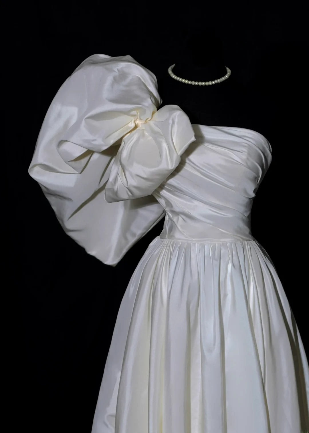 Elegantes langes Brautkleid im A-Linien-Stil aus Satin mit One-Shoulder-Schulter, plissiertem Oberteil und Schleppe (Modell AS488)