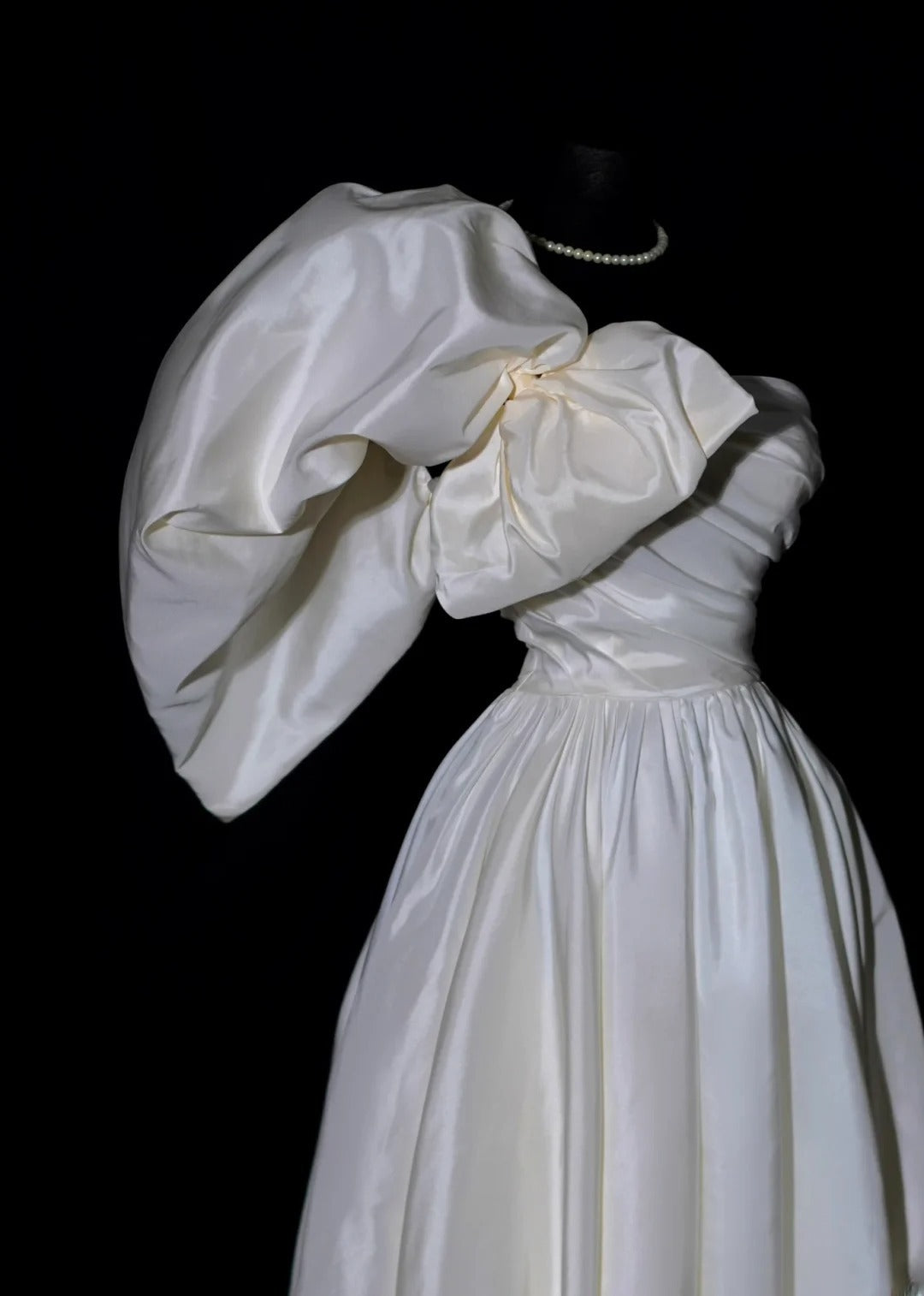 Elegantes langes Brautkleid im A-Linien-Stil aus Satin mit One-Shoulder-Schulter, plissiertem Oberteil und Schleppe (Modell AS488)
