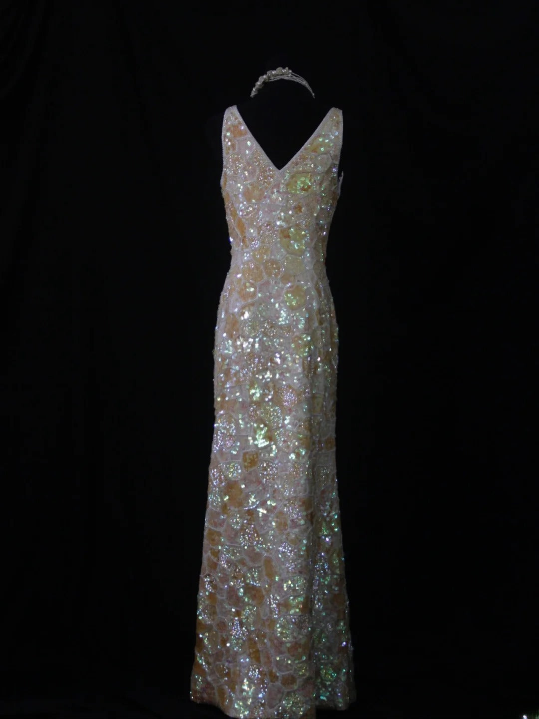 Robe de bal longue et cintrée à sequins, col V, style rétro années 80 - Inspiration tenue pour un 22e anniversaire - Robe de soirée AS495