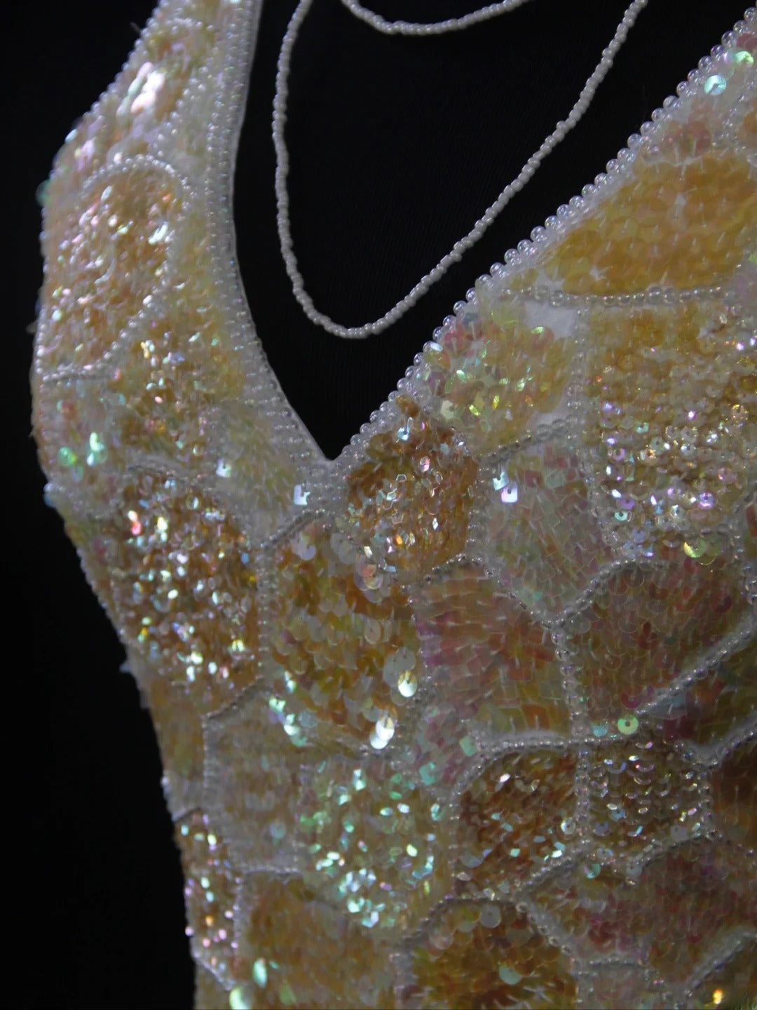 Robe de bal longue et cintrée à sequins, col V, style rétro années 80 - Inspiration tenue pour un 22e anniversaire - Robe de soirée AS495