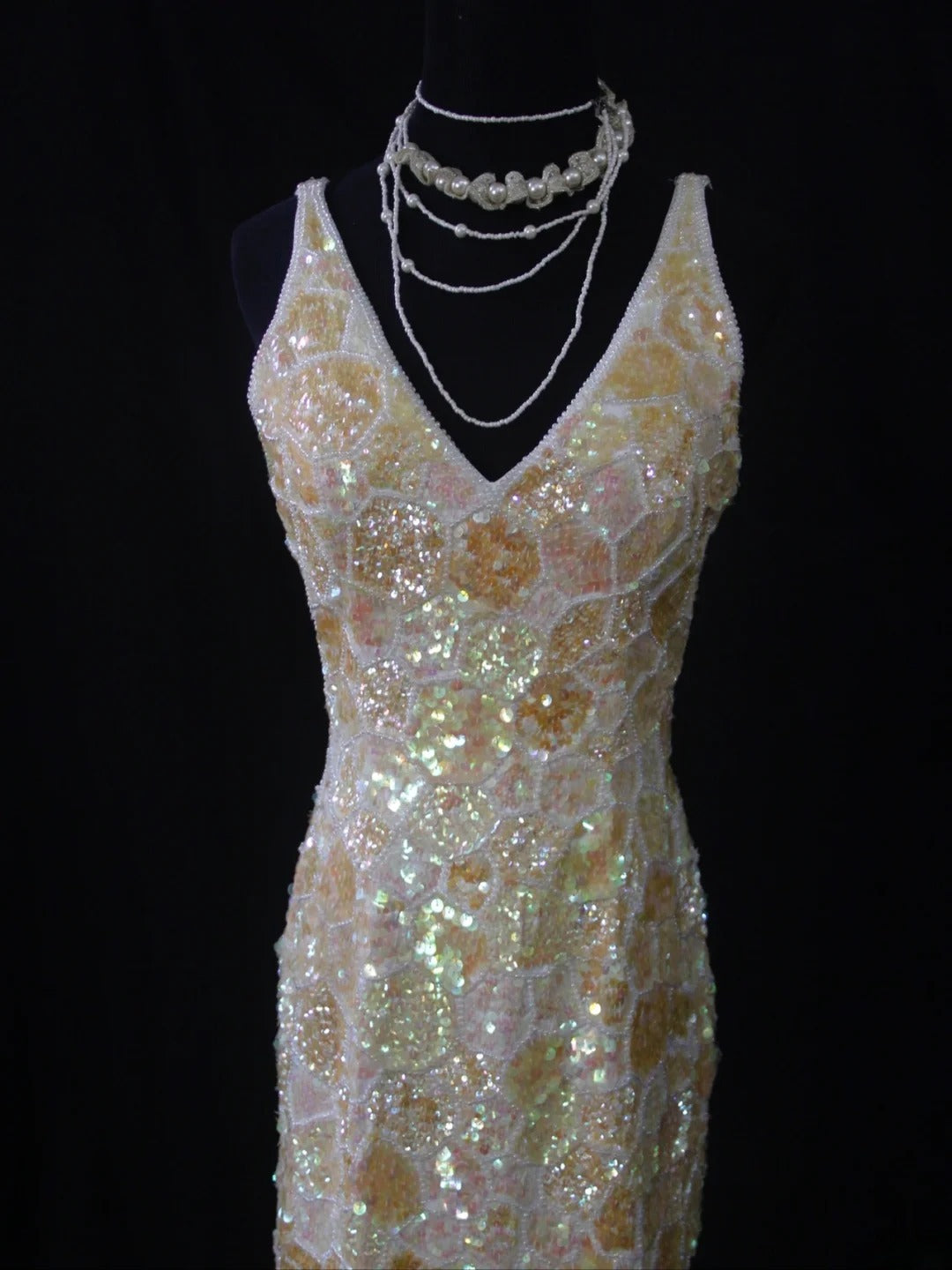 Robe de bal longue et cintrée à sequins, col V, style rétro années 80 - Inspiration tenue pour un 22e anniversaire - Robe de soirée AS495