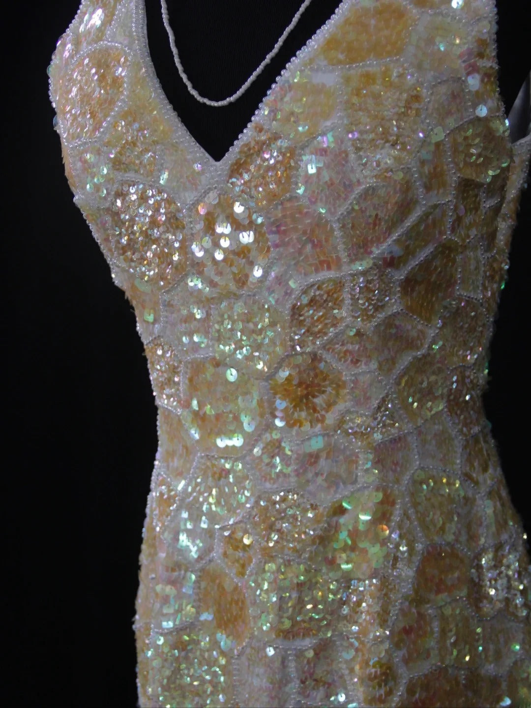 Robe de bal longue et cintrée à sequins, col V, style rétro années 80 - Inspiration tenue pour un 22e anniversaire - Robe de soirée AS495