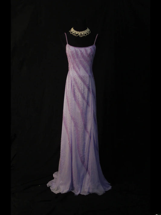 Robe vintage trapèze à fines bretelles, dos nu, en mousseline lilas, ornée de perles, style années 90. Inspiration pour une robe de bal ou une tenue de soirée pour un 19e anniversaire (AS497).