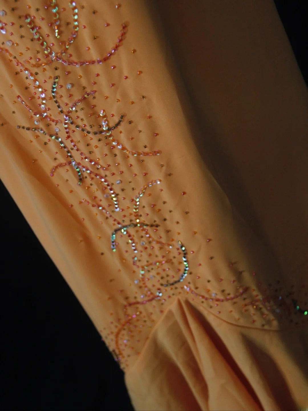 Retro-80er-Jahre-Abendkleid aus orangefarbenem Chiffon mit silbernen Perlen und asymmetrischem Rock, Neckholder, Inspiration für das Outfit zum 22. Geburtstag, formelles Kleid AS498
