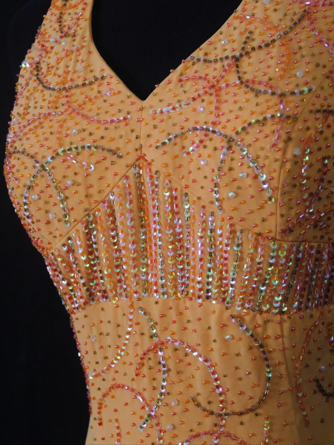 Retro-80er-Jahre-Abendkleid aus orangefarbenem Chiffon mit silbernen Perlen und asymmetrischem Rock, Neckholder, Inspiration für das Outfit zum 22. Geburtstag, formelles Kleid AS498