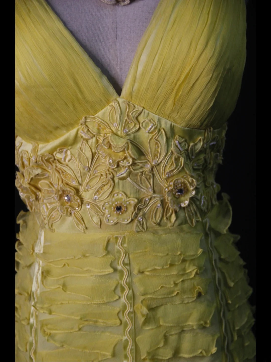 Robe fourreau vintage en tulle jaune à col en V et fleurs, idéale pour un 18e anniversaire, un bal de promo ou une soirée cocktail (AS499).