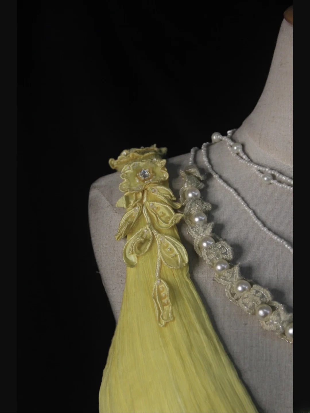 Robe fourreau vintage en tulle jaune à col en V et fleurs, idéale pour un 18e anniversaire, un bal de promo ou une soirée cocktail (AS499).