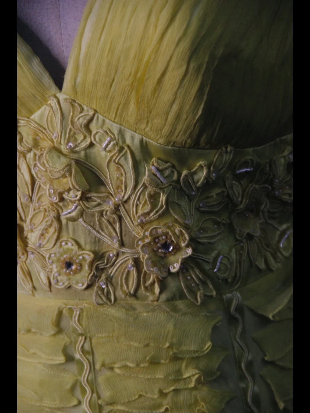 Robe fourreau vintage en tulle jaune à col en V et fleurs, idéale pour un 18e anniversaire, un bal de promo ou une soirée cocktail (AS499).