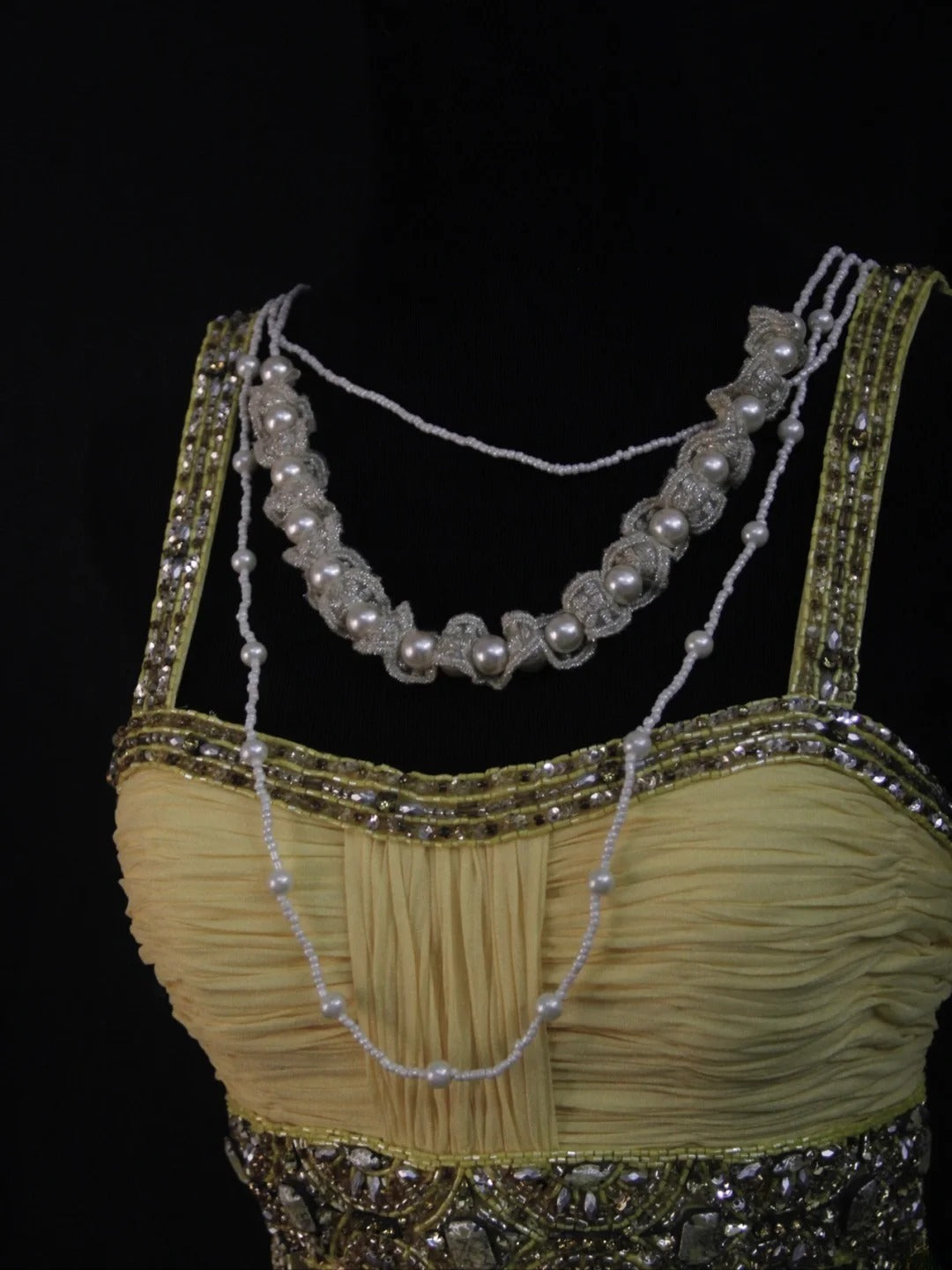Retro-Abendkleid im Stil der 1950er Jahre: Meerjungfrauen-Träger aus gelbem Chiffon mit silbernen Perlen – Inspiration für ein Outfit zum 22. Geburtstag (AS500)