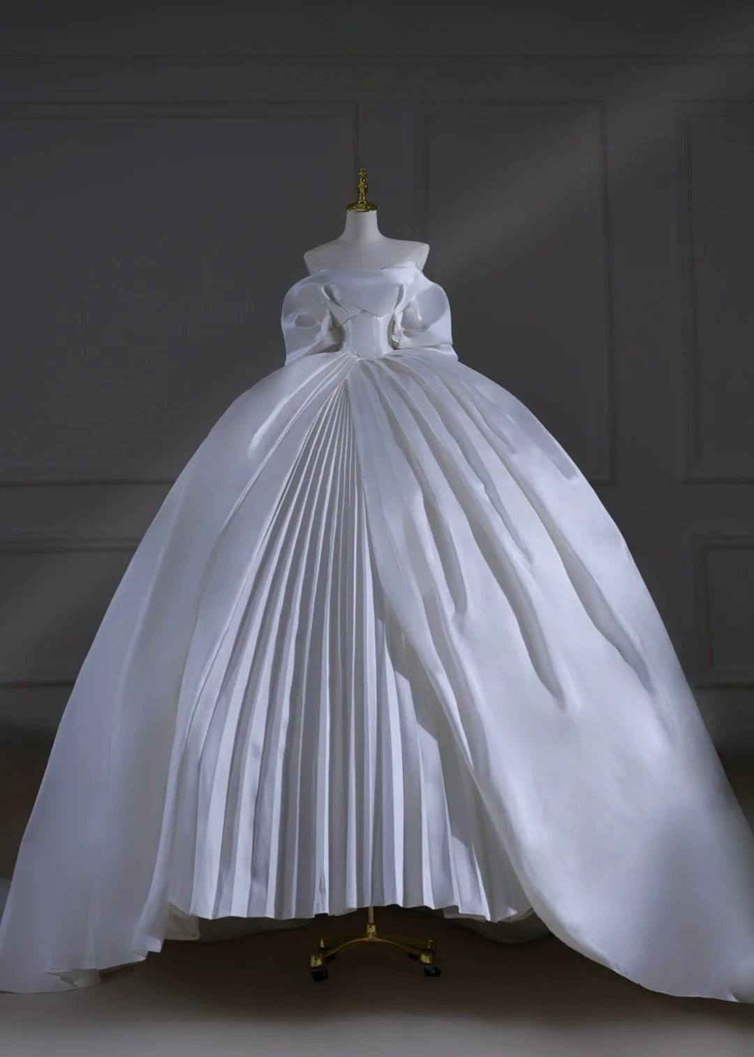 Prinzessinnen-Brautkleid, langes Ballkleid, trägerlos, kurze Ärmel, Satin, mit Ärmeln und plissierter Schleppe, weißes Brautkleid AS503