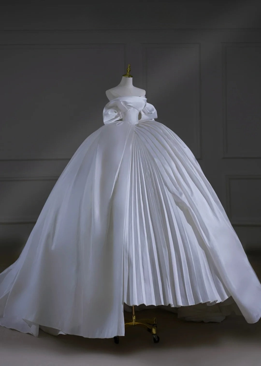 Prinzessinnen-Brautkleid, langes Ballkleid, trägerlos, kurze Ärmel, Satin, mit Ärmeln und plissierter Schleppe, weißes Brautkleid AS503