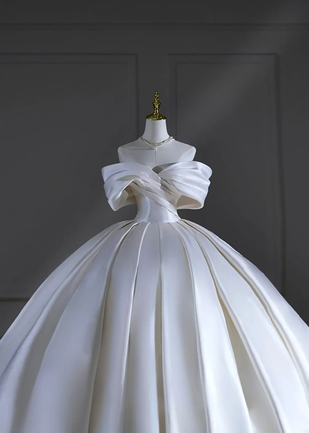 Robe de mariée longue de princesse, robe de bal, épaules dénudées, plissée, en satin, avec manches et traîne, blanche, AS506