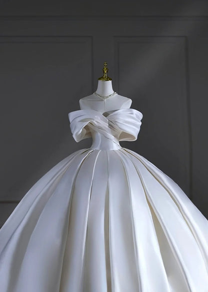 Robe de mariée longue de princesse, robe de bal, épaules dénudées, plissée, en satin, avec manches et traîne, blanche, AS506