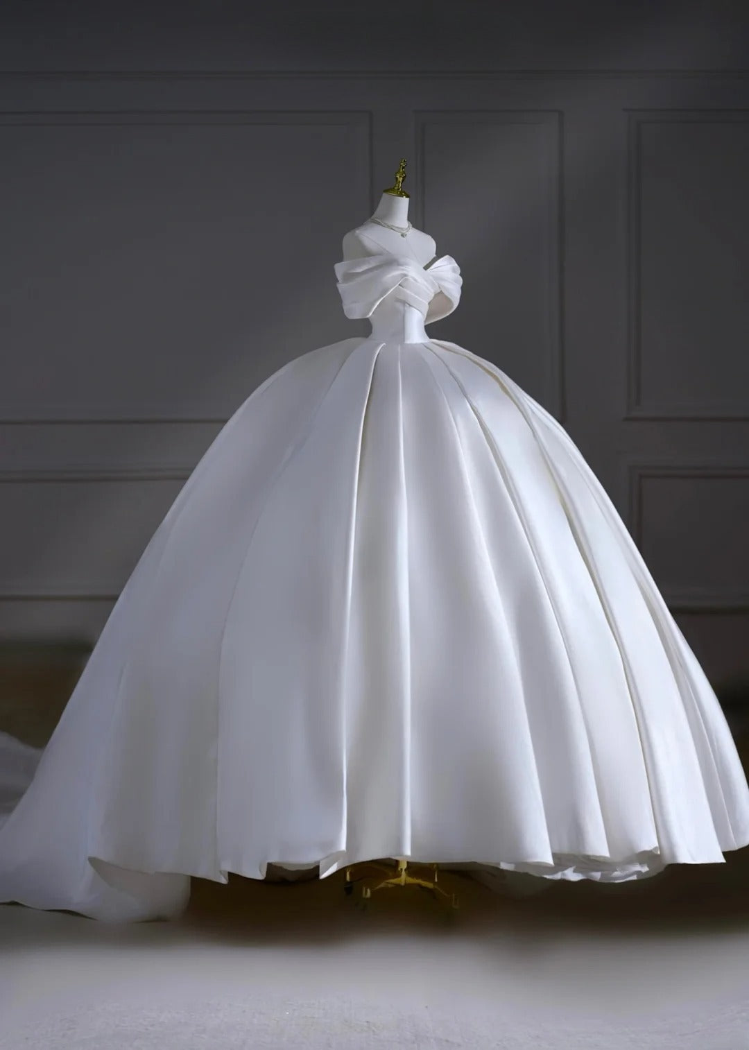 Robe de mariée longue de princesse, robe de bal, épaules dénudées, plissée, en satin, avec manches et traîne, blanche, AS506