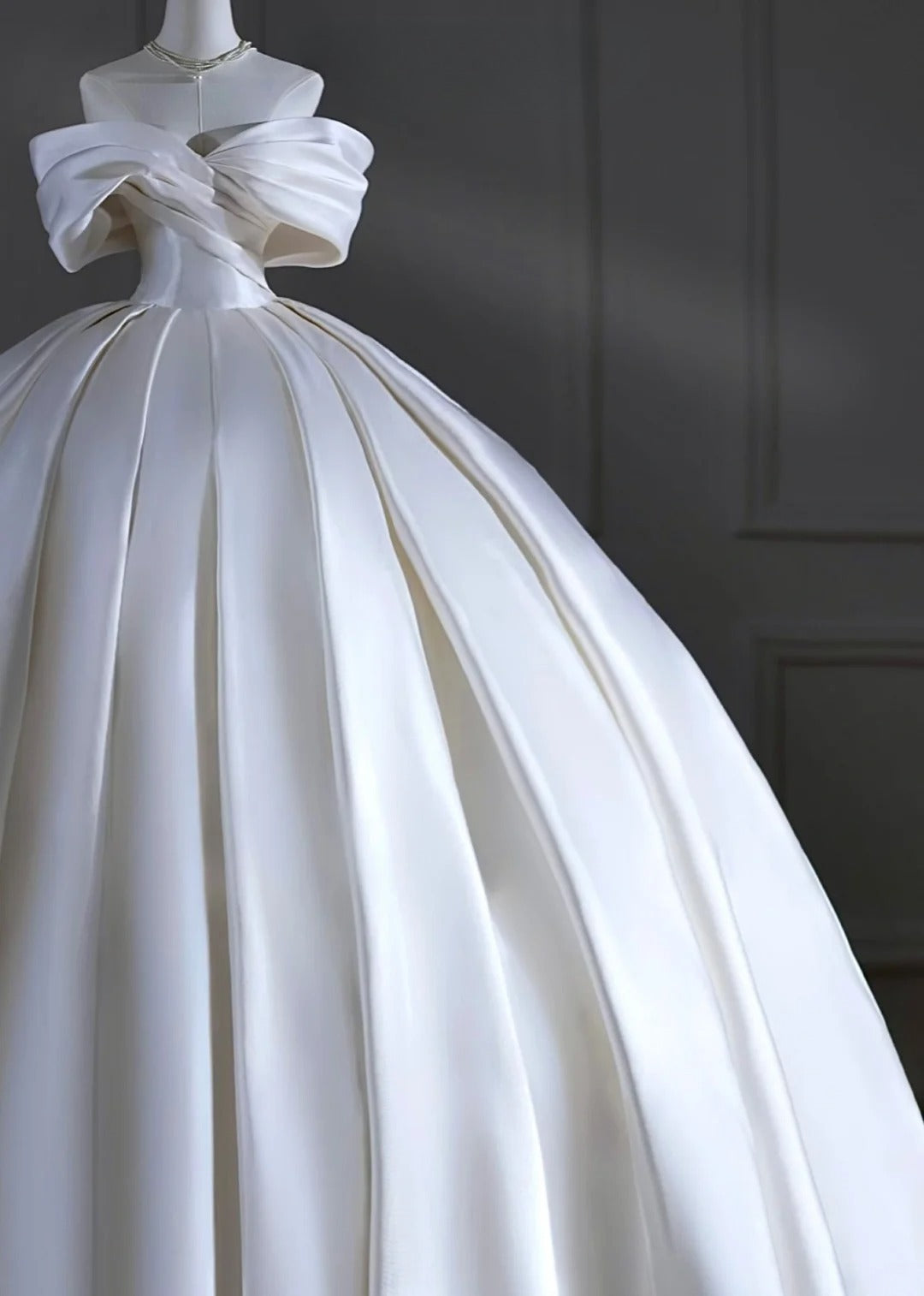 Robe de mariée longue de princesse, robe de bal, épaules dénudées, plissée, en satin, avec manches et traîne, blanche, AS506